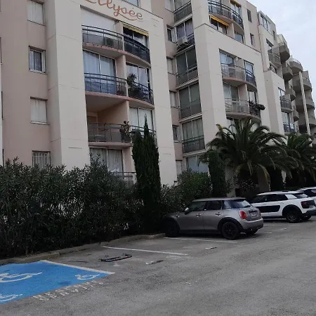 Apartment Sol-y-days Elysee: Waterfront With Parking